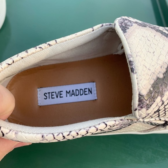 Steve Madden Snake Print white / gray / black slip on shoes - Picture 8 of 11